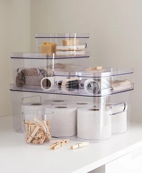 Mange oppbearingsbokser i en kjøkken skuff