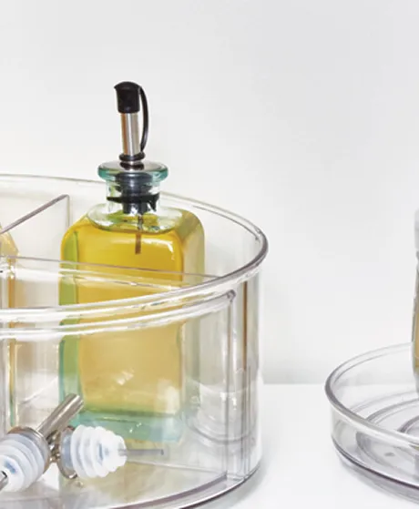 3 opbevaringsbokser på ett kjøkkenbord med brunt sukker, mel og andre ting