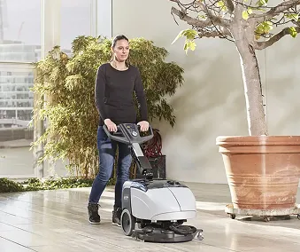 En person som kjører en vaskemaskin