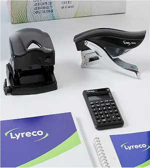 Diverse Lyreco EMV produkter, blant annet, kalkulator, stiftemaskin, notatbok og hullmaskin