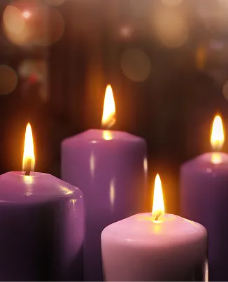 En person som perler på ett perlebrett