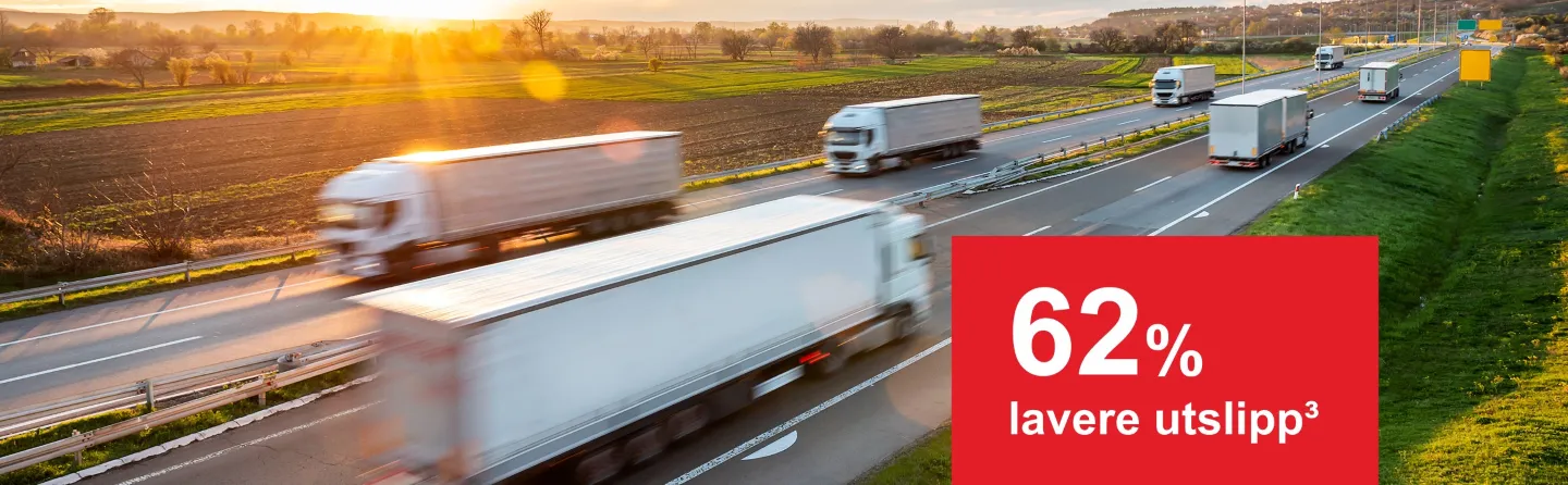 Mange lastebilder på en vei og en tekstboks som sier '62% lavere utslipp'.