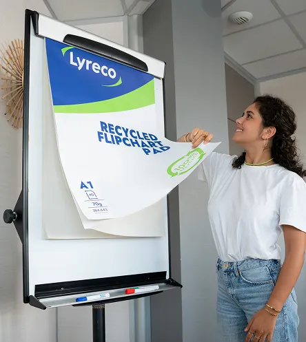 En person som snur en lyreco flipchart
