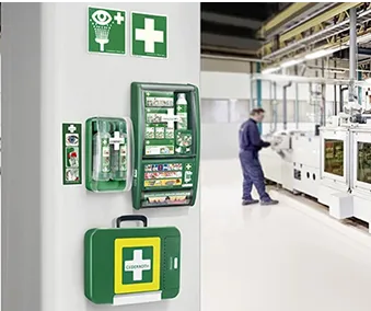 En vegg med masse førstehjelpsutstyr