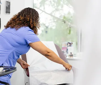 En person som legger legebenkpapir på en benk