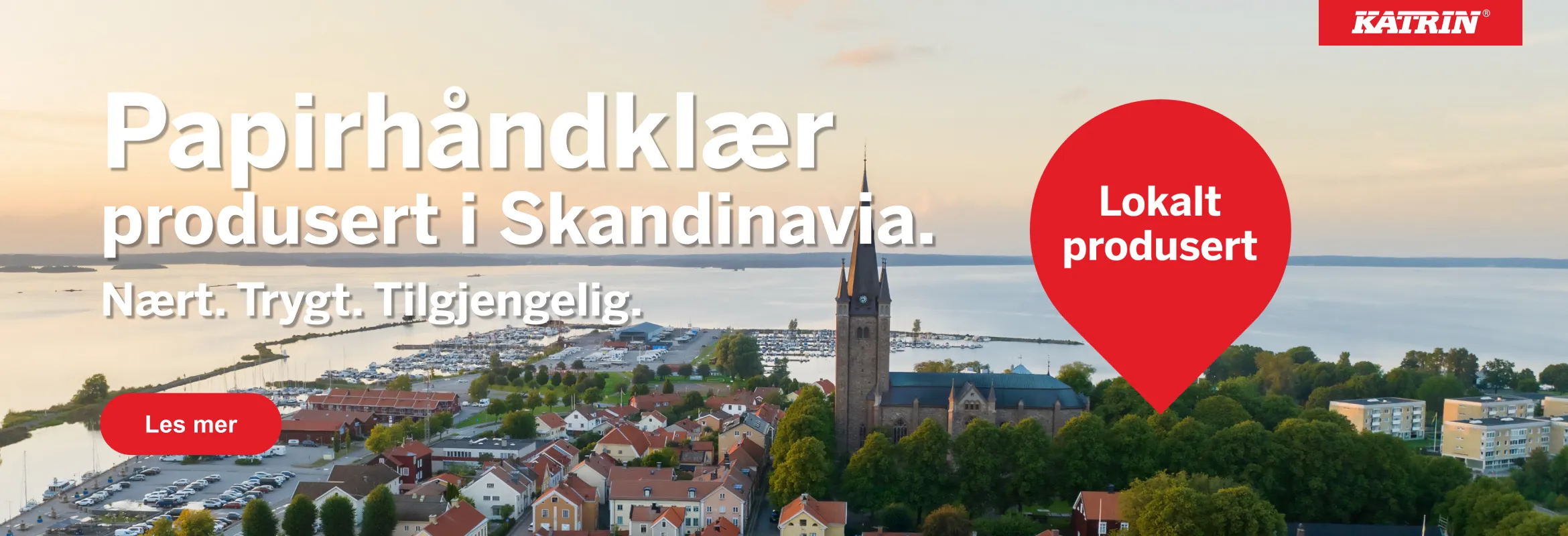 En by som ligger nede ved vannet.