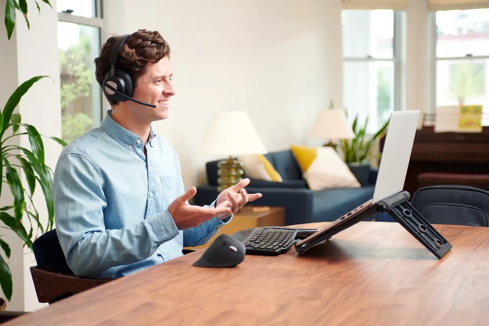 En person som sitter i en digital samtale med Kensington EQ - bærekraftige produkter