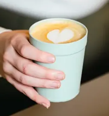 En person som, holder en return & reuse kopp