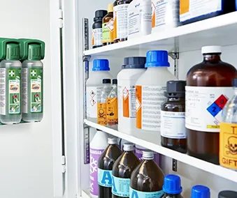 Nærbilde av ett skap med førstehjelpstilbehør