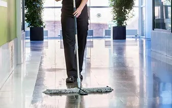 Person som mopper ett gulv