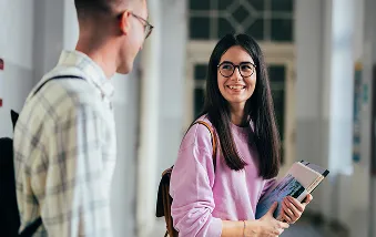 2 person som møtes i en gang, begge har på ryggsekk