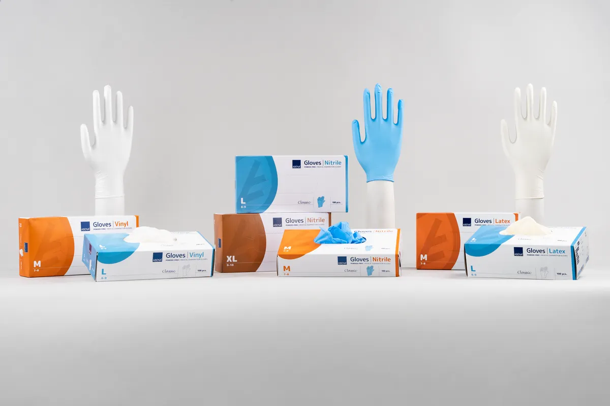 Ett bord med diverse engangshansker