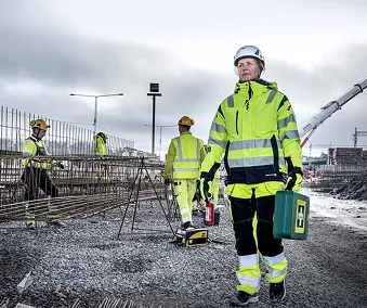 En person bærer ett mobilt førstehjelpssett