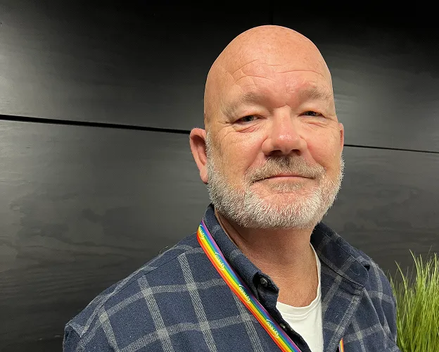 En person som står ved ett lyreco flippboard