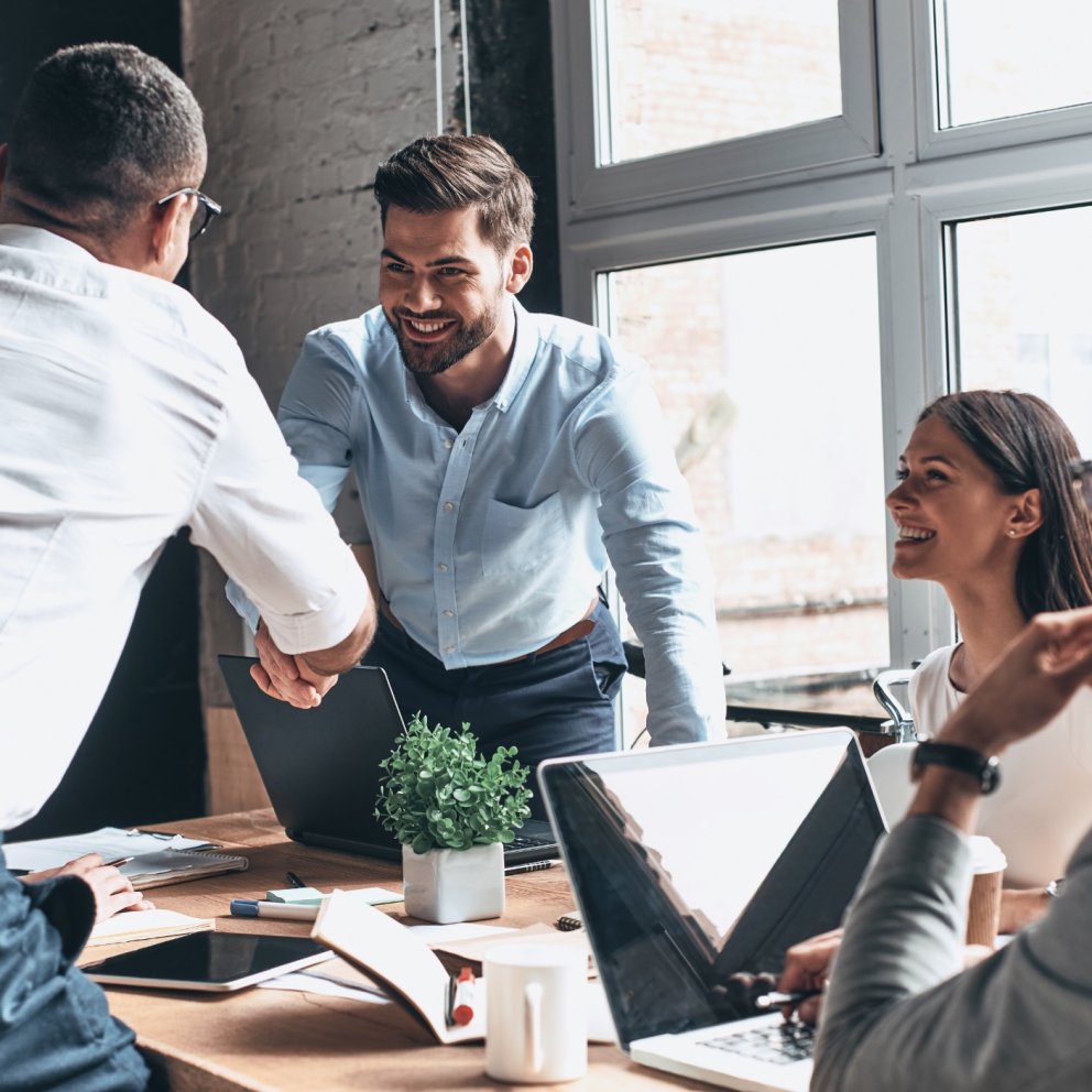 Tre personer i møte