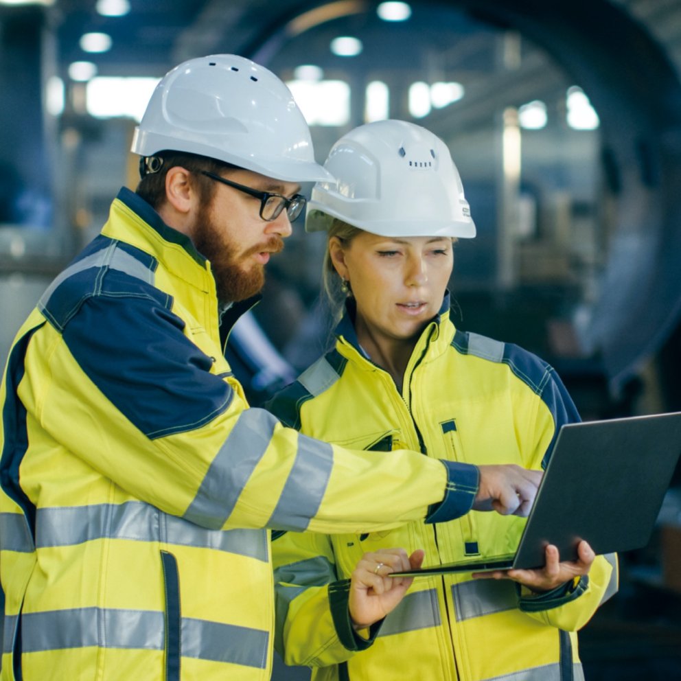 To personer i vernetøy og hjelmer