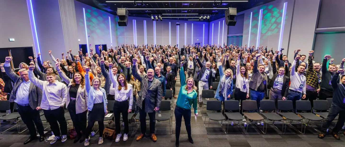 Herobanner, Konferanserom fyllt med jubelende ansatte