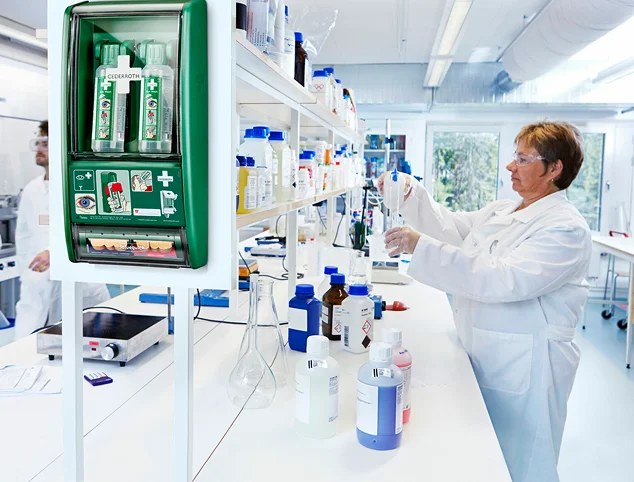 Arbeider med mobilt førstehjelpssett på ett byggeområde