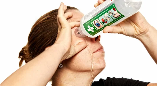 Person som skyller øyet med Cederroth øyedusj