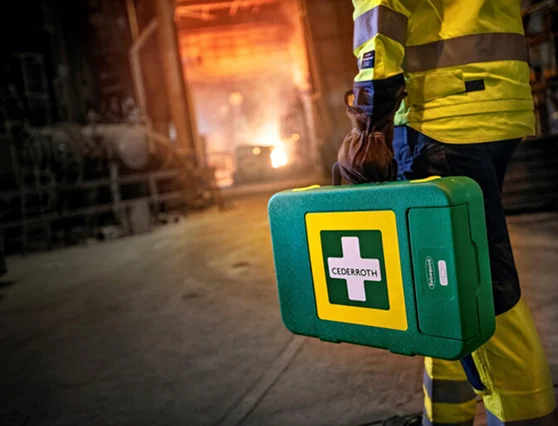 Arbeider bærer førstehjelpssett