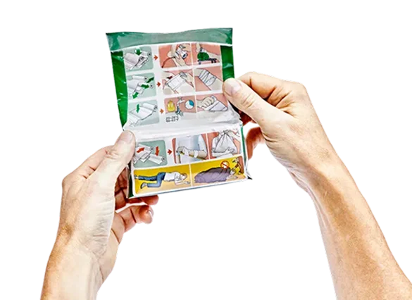 Person åpner førstehjelpssett