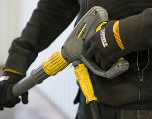 En person som holder en industri høytrykkspyler