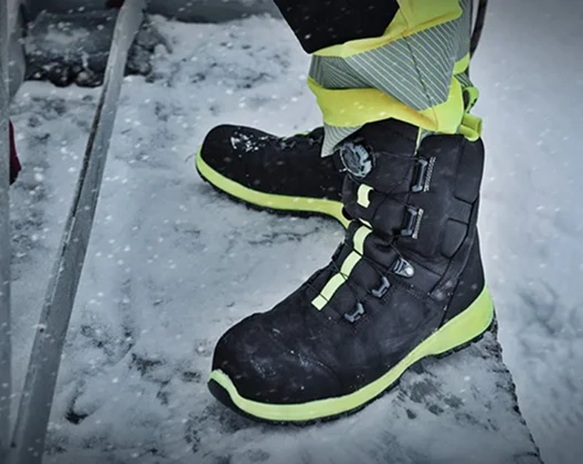 En person på en snødekket bakke i vernesko