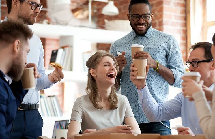 Flere mennesker som koser seg og ler med hverandre