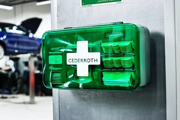 Cederroth plasterboks som henger på veggen