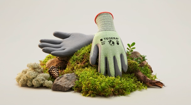 Hansker som er på en haug med mose