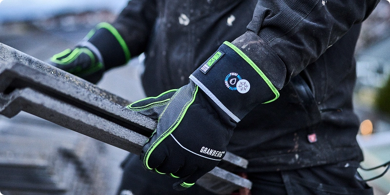 En person med arbeidshansker fra Granberg