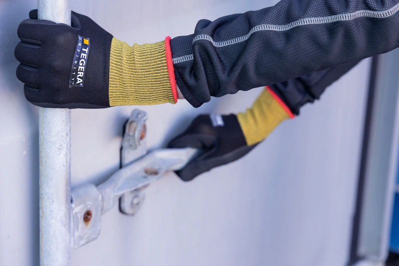 Arbeider med TEGERA vernehansker i industrielt miljø