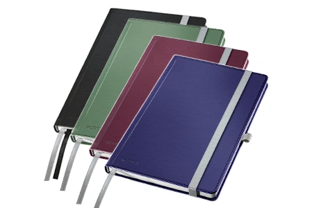 Fem Leitz Style notatbøker i sort, hvit, grønn, burgunder og lilla med hardt omslag, elastisk lukking og bokmerkesnor. 