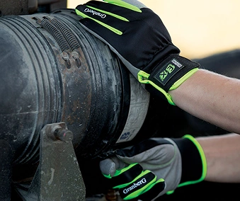 En person som jobber med hansker på