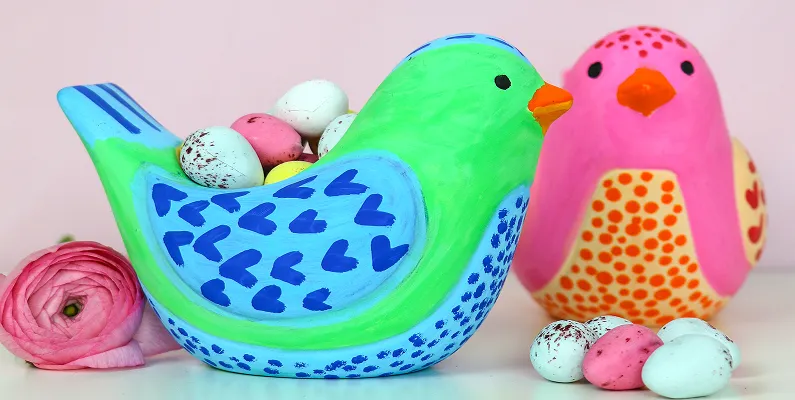 2 påskekyllinger i gips fargelagt med POSCA tusjer