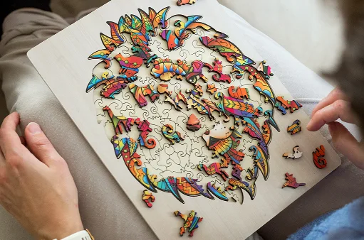 En som sitter med ett puslespill