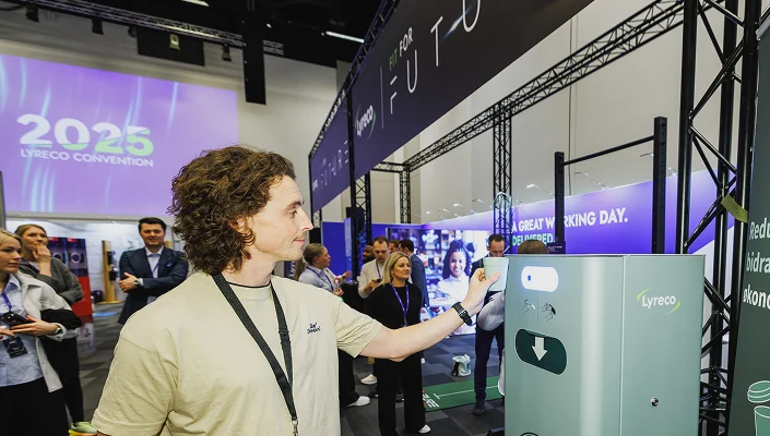 En Person som skanner en kopp til return and reuse systemet