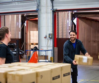 Noen som fyller en pall på lageret