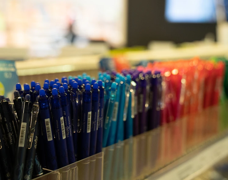 En hylle med masse forskjellige penner