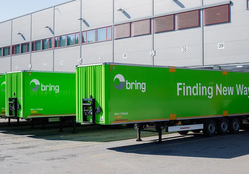 Ett lagerbygg med flere bring lastbilhengere