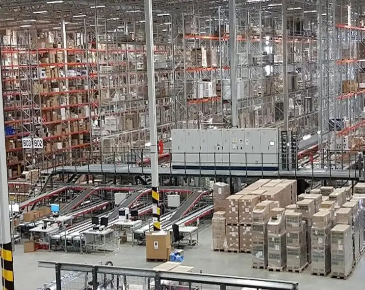 Bilde av inne på ett stort lager
