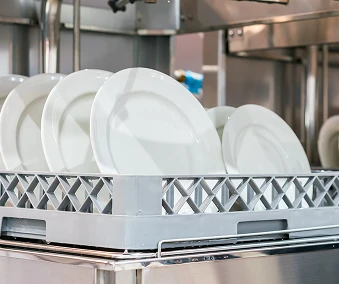 Mange tallerken i industrivaskemaskin