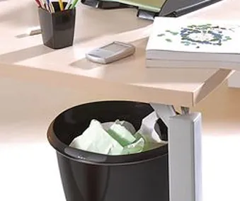 En under skrivebord avfallsbeholder