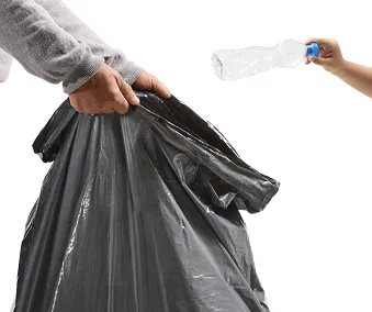 En person som holder en avfallsekk, mens en annen person som kaster en flaske