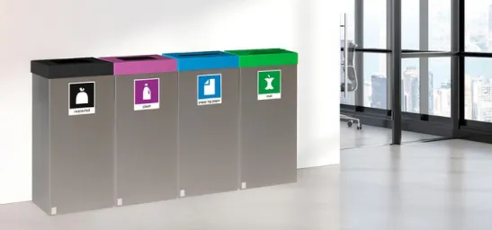 Bilde av 4 forskjellige kildesorteringsetiketter for papir, plast, restavfall og matavfall