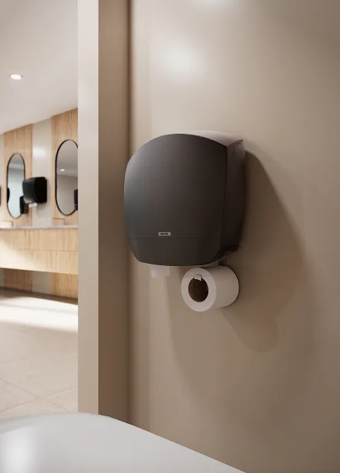 Katrin toalettpapirdispenser montert på vegg i moderne toalettmiljø.