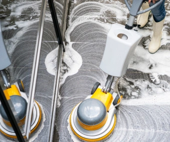 En person som bruker en poleringsmaskin