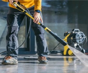 En person som bruker en høytrykkspyler