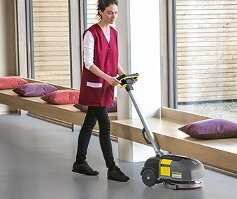 En person som bruker en gulvvaskemaskin