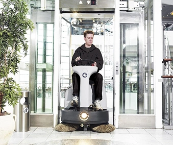 En person som kjører en feiemaskin